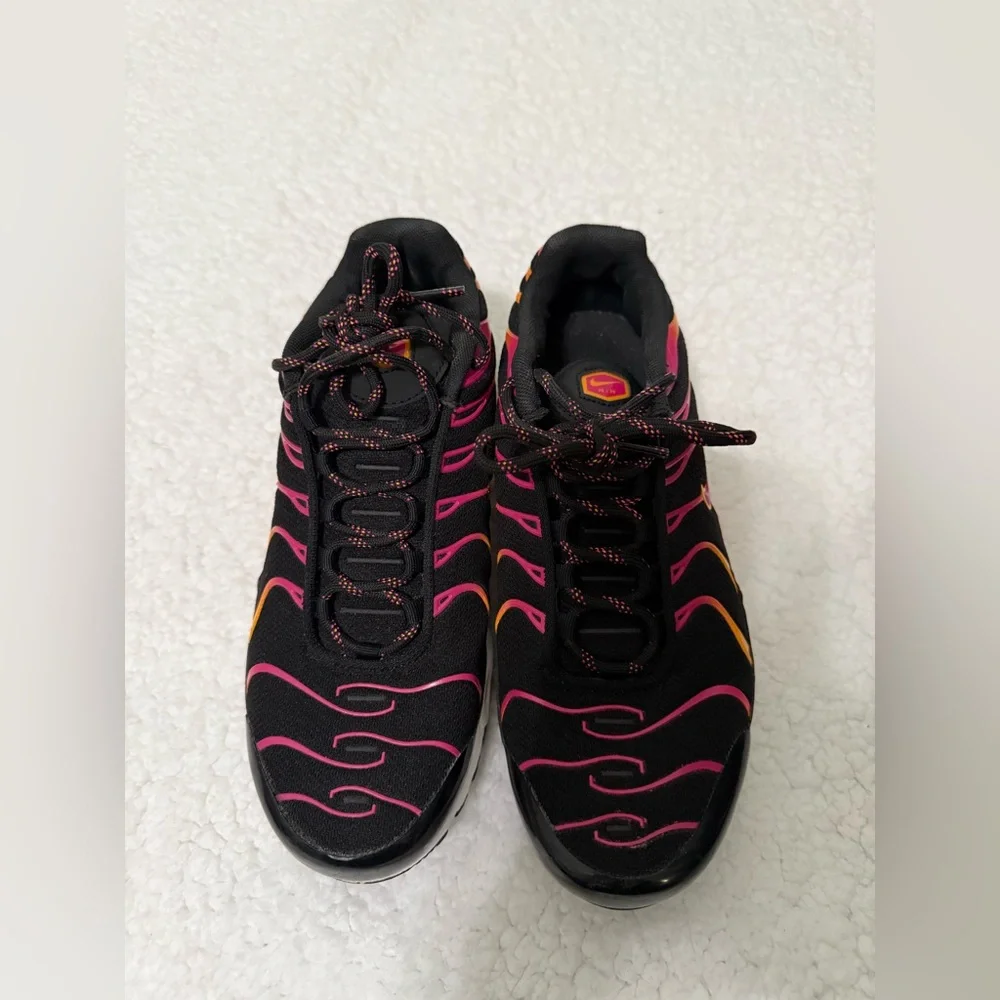 Nike Women9s Black Sneakers with Pink and Orange Accents
